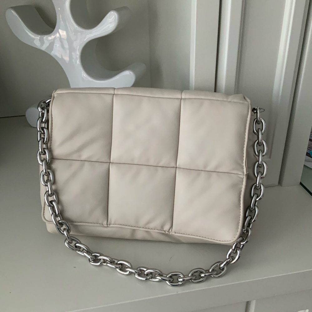 H&M Cream Off White Puffy Medium Shoulder Chain Bag Purse Women’s